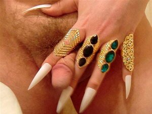 Longs ongles pointus et clairs du mâle. Bijoux, anneaux en or