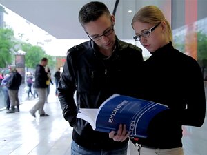 On dirait que cette jolie adolescente à lunettes a besoin d'aide avec