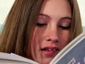 Vraie nana amateur joue avec sa chatte