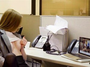 La secrétaire cochonne baise un nerd dans son bureau. La secrétaire