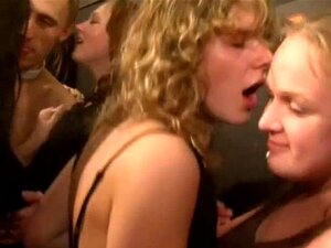 Faire face à la danse sur un strip-tease et une chatte qui coule. Le