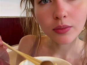 TikTok cutie trouve une bite dans sa nourriture et la SUCE (Fellation