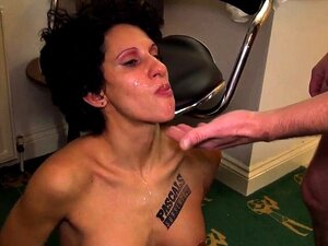 Cette brune mature était attachée et prête pour votre plaisir.