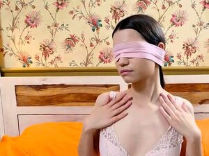 stepsis.PORN. Une fille avec des petits nichons ne sait pas qu'elle se