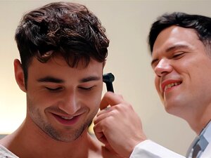 Un Médecin Gay Prend Le Cul D'un Patient Excité Pendant son Examen