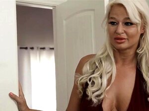 La petite blonde a vu le gode-ceinture de sa belle-mère à gros seins