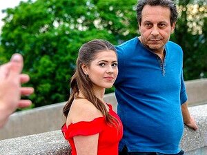 HUNT4K. Une bombe de 21 ans donne sa chatte juteuse à un inconnu pour