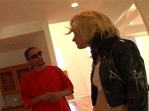 La sexy Faye Runaway se fait baiser le cul par son beau-père suceur