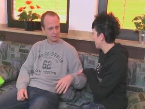 Le frère utilise sa demi-sœur comme jouet sexuel