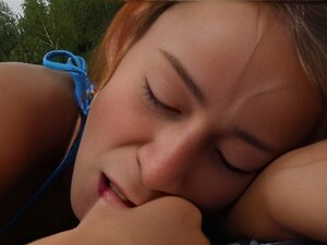 Regardez ces blondes coquines explorer leurs chattes mouillées et