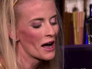 Un vieux mec demande à son barman de baiser sa femme s'il te plaît