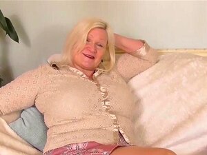 Compilation de deux femmes en chaleur sert d'échantillonneur chaud de