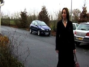 Une brune française suce un vieux
