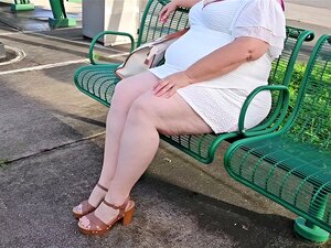 BBW SSBBW-Milf hijab mature se masturbe avec un gros gode publiquement