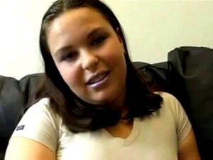 Belle et grosse copine en chaleur adore chevaucher une bite