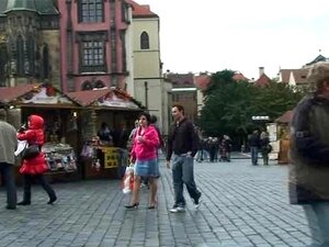 Une vieille grand-mère touriste saute sur une bite