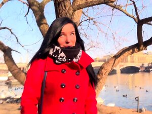 La chaude Lucia Denvile se fait baiser la gueule par le masseur