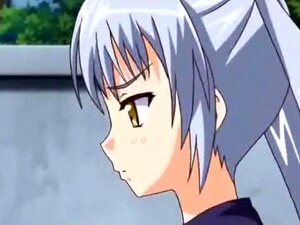 Regardez cette adorable belle-belle-belle-fille hentai taquinant un