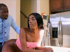 Elle fait la connaissance du nouveau copain de sa belle-mère - porno