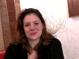 Une BBW française lèche le cul et mouille comme une chienne. Salope