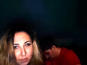Salope blonde milf donne une pipe en POV