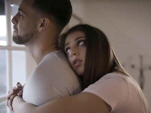 Seth baise brutalement Gia dans différentes positions. Gia aime