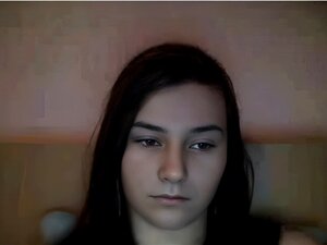 Une mignonne fille montre ses seins. Une mignonne camgirl amateur