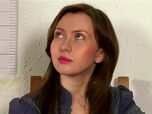 Secrétaire de déshabillage pendant un entretien d'embauche