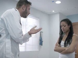 L'athlète ébène Kira Noir se fait baiser et humilier par le