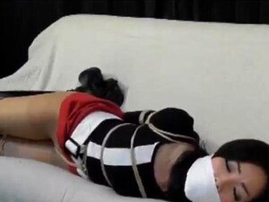 Reijoh-Shashinkan, une MILF en bottes montantes attachée et
