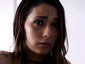 Jaye Summers se fait labourer sa chatte serrée. Jolie mignonne