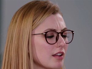 Une mignonne avec des lunettes chevauche une grosse bite. Une jolie