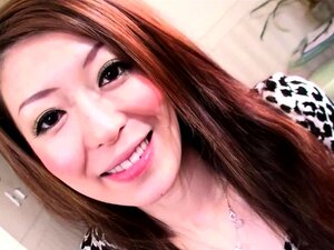 La pute asiatique Yuu Sakura se fait goder la chatte et reçoit une