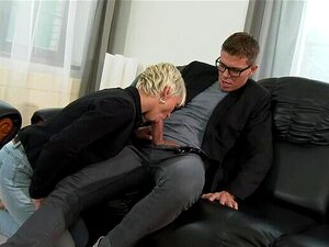 Plongez dans une aventure sensuelle avec une blonde époustouflante