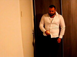 J-Art solo masculin avec chemise blanche et un énorme gode en forme