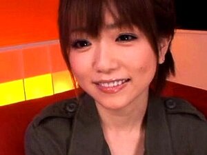 La cochonne Saki Ninomiya chevauche la bite de baise du baiseur