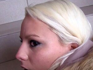 Une blonde tchèque timide prend une énorme bite en public
