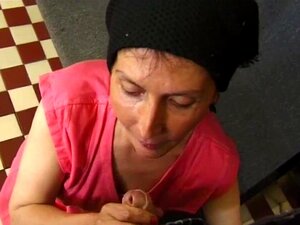 VRAI PORNO DE GRAND-MÈRE - Mamie coquine baisée sur la table de