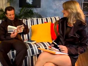 Une nana aux gros seins adore le porno avec éjaculation interne