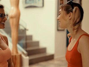 La femme du coach amène une petite mignonne pom-pom girl pour son