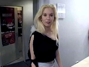 Trois mecs baisent une belle Allemande dans un sexstore