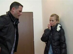 Sexy Bella se précipite pour uriner en public