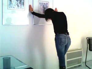 Découvrez le charme séduisant d'une MILF coquine qui taquine son