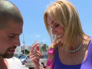 Une MILF blonde mature montre ses gros nichons à un mec pour le