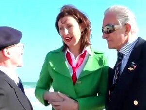 MILF en bas sexy se fait doigter