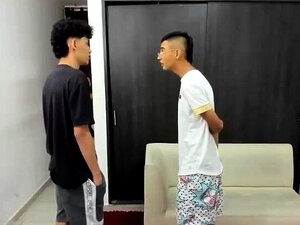De mignons twinks asiatiques gays bruns baisant sous la douche