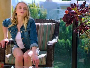 La mauvaise fille TUSHY se fait écarter par son docteur et adore ça