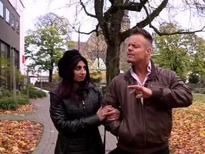 Un mec allemand ramasse sa copine turque avec amour