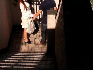 Une MILF japonaise se fait baiser les seins avant une éjaculation