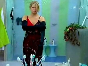 Grand demi-frère NL Chaude Blonde Mignonne montre ses seins en train